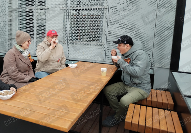 Жители Ханты-Мансийска лакомятся фронтовой кашей