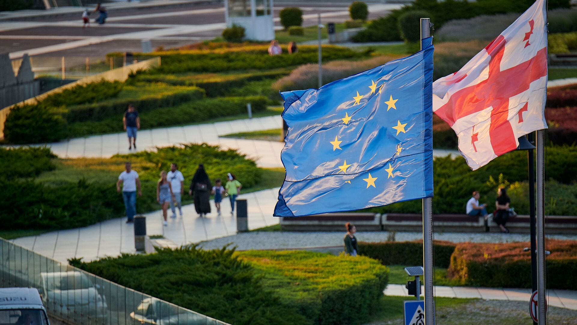 Флаги Грузии и США над площадью Европы - Sputnik Грузия, 1920, 05.12.2025