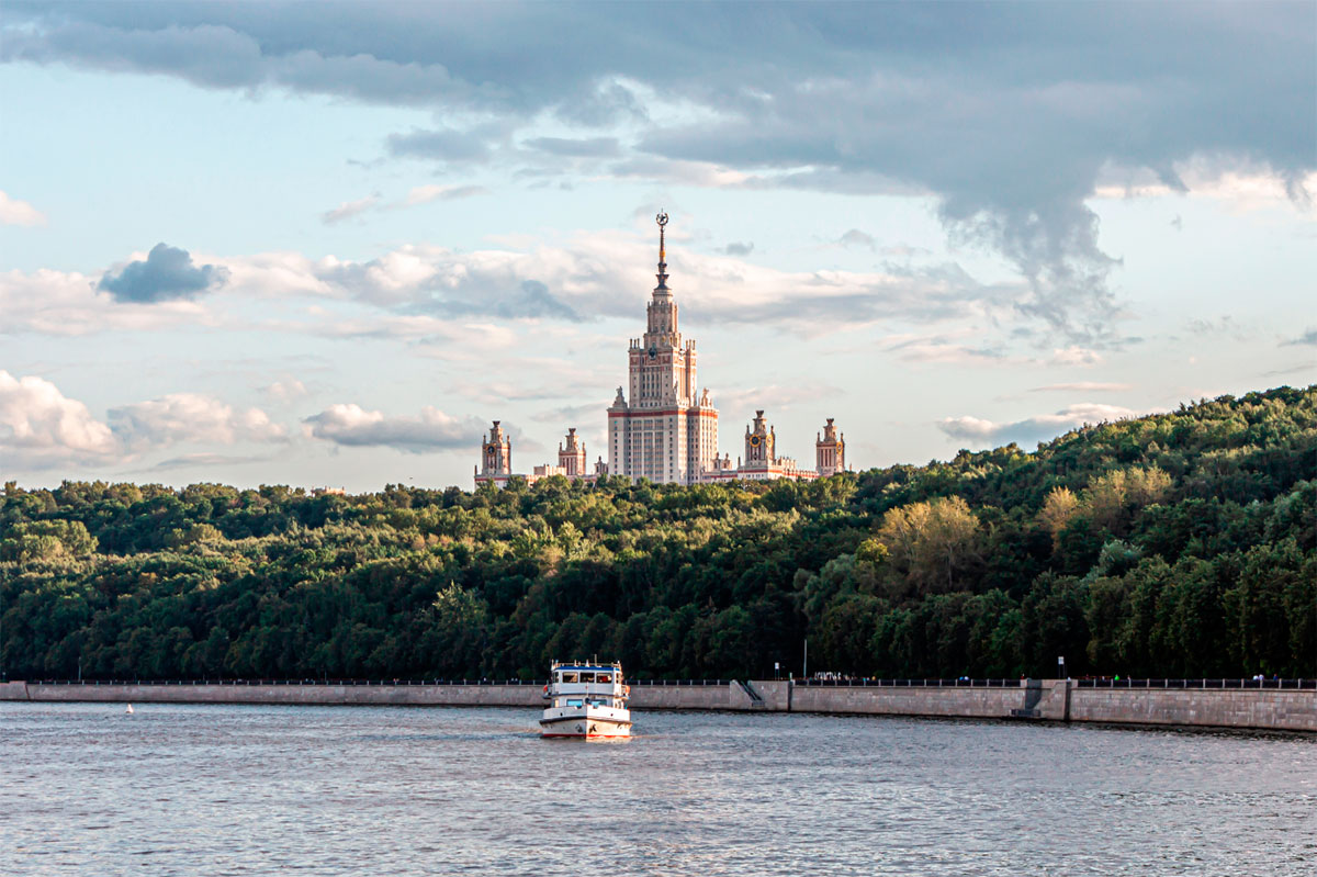 Самые речные города россии. МГУ С Москвы реки. Вид на университет с Москва реки. Московский университет вид с Москва реки. Стоки в Москву реку.