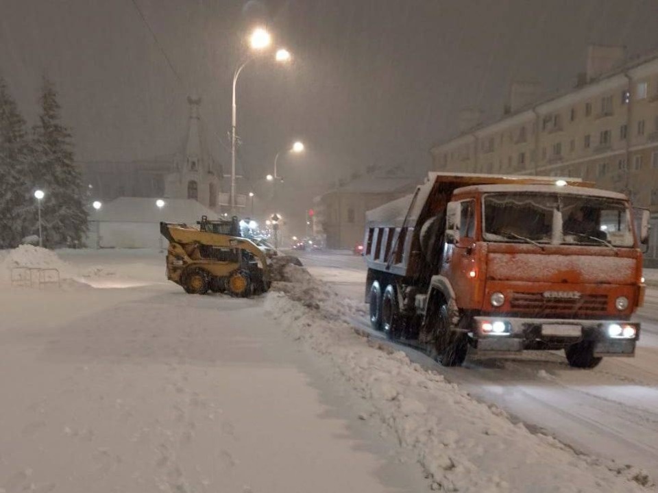 Коммунальщики с ночи убирают снег в Пскове 