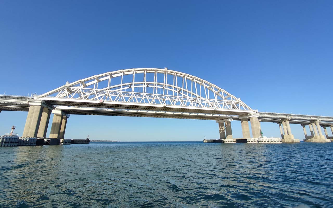 В пробках перед Крымским мостом днем 3 января скопились более 1,1 тыс. машин