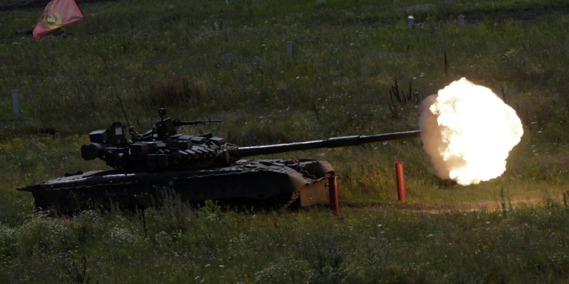 Танк Т-80 ведёт огонь - ИноСМИ, 1920, 22.10.2025