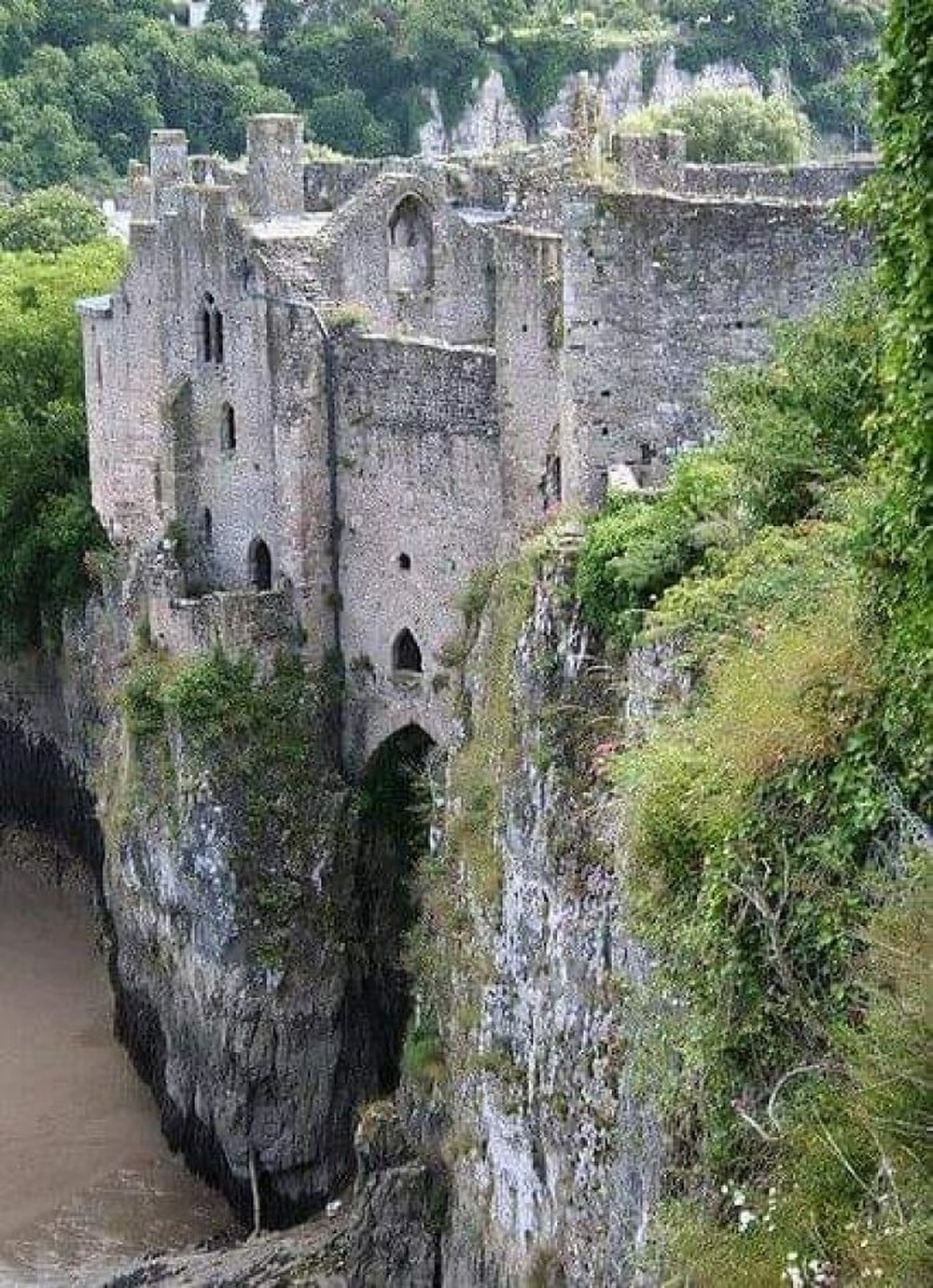 13. Замок Чепстоу, расположенный на вершине утеса через реку Уай, которая разделяет Англию и Уэльс