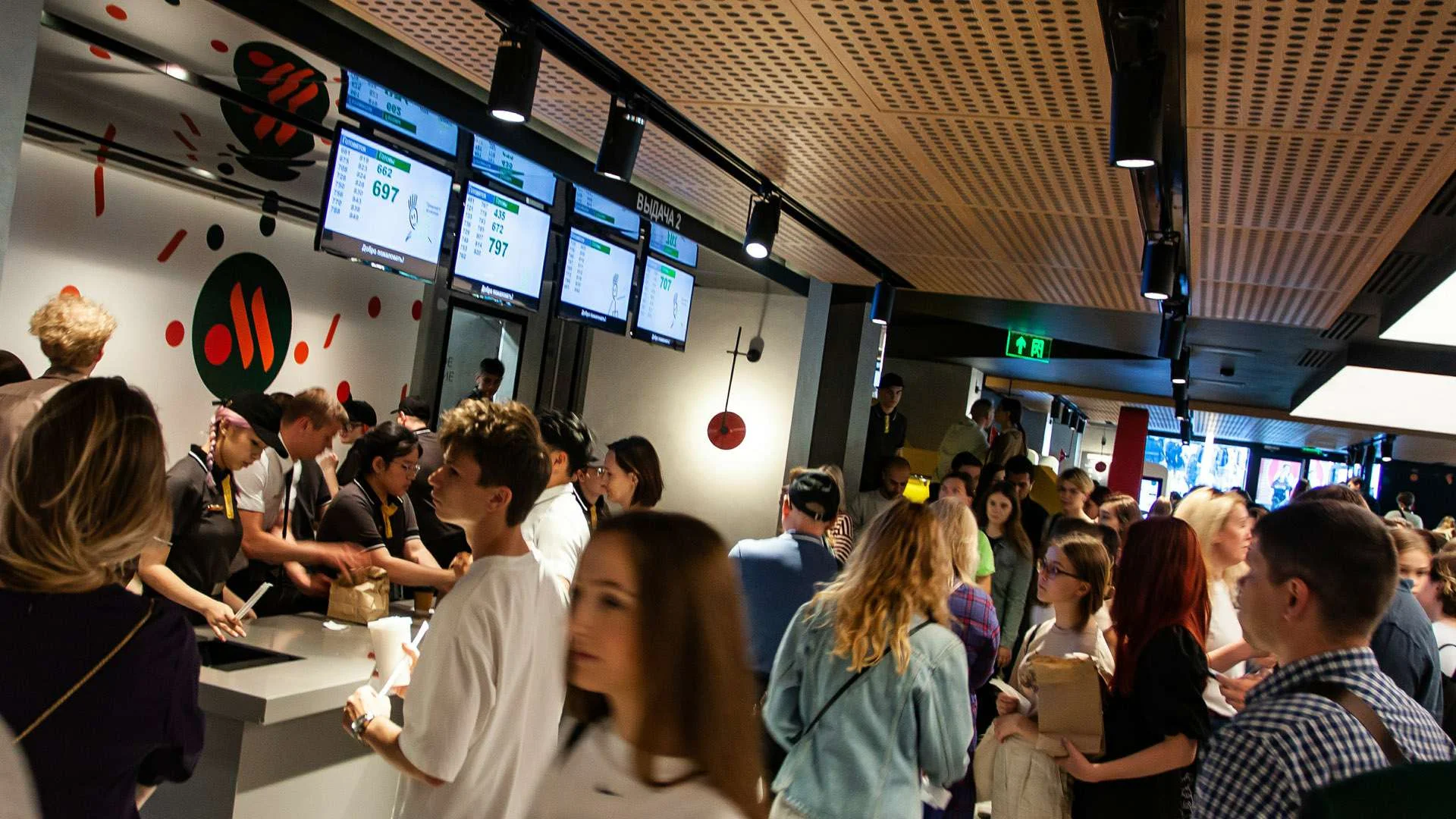 Открытие ресторана вкусно и точка. Вкусно и точка ресторан. Повар в макдональдс. Вкусно и точка студенты. Вкусно и точка студенты.