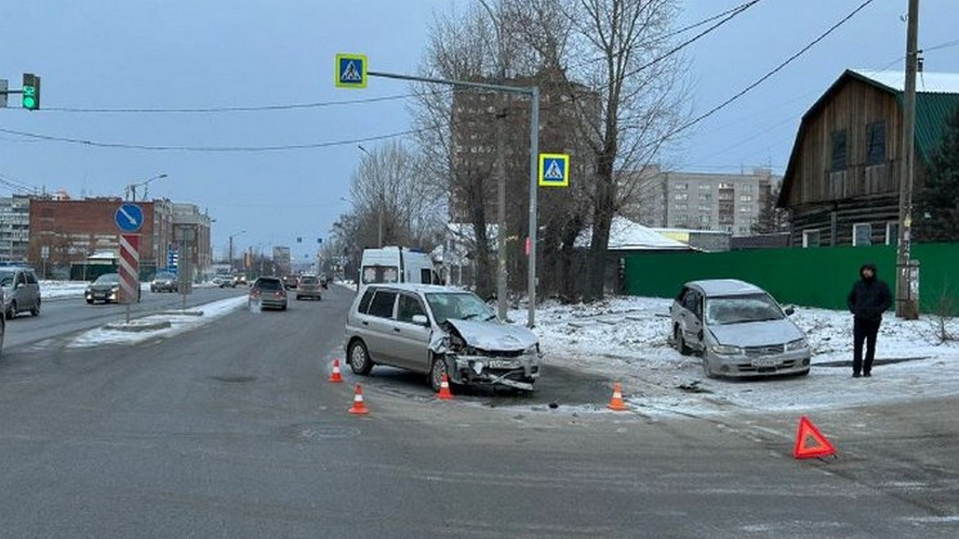 Новосибирск 19 ноября. Авария на ул. Немировича Данченко. Затор на перекрестке. Аварии на улице Немировича- Данченко.