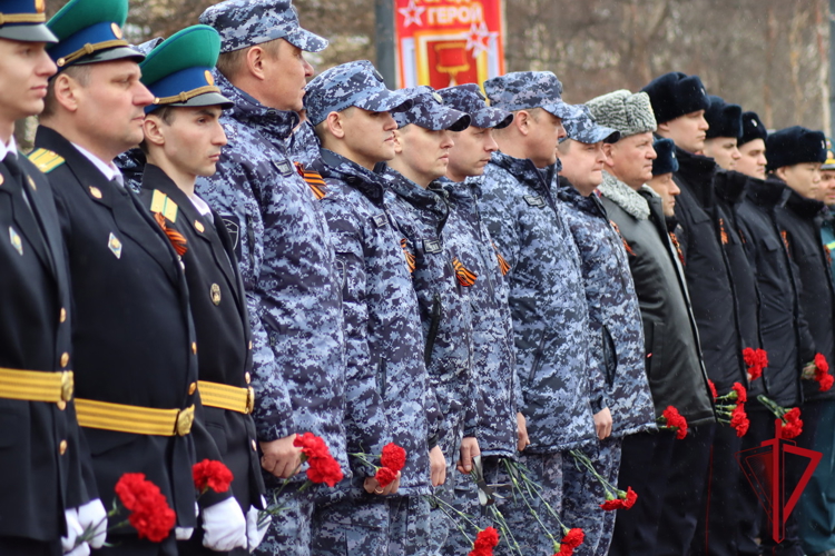 Накануне Дня Победы росгвардейцы приняли участие в церемониях памяти в Магадане