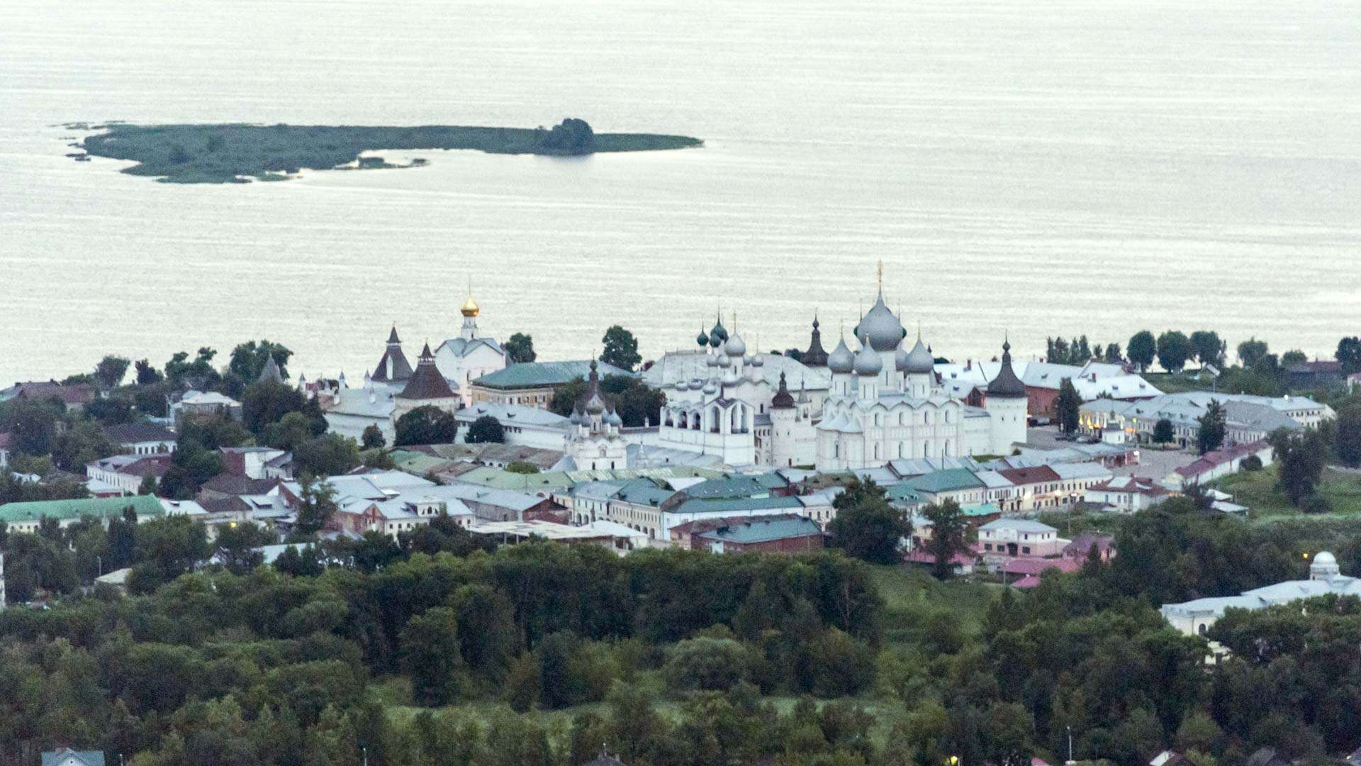 Ростов великий кремль. Ростов ярославский переименование. Город ростов великий. Ростов ярославский переименование. Много туристов в ростове великом.