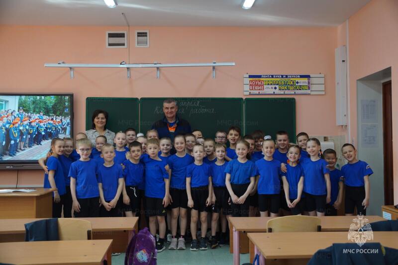 В гости к первоклассникам сотрудники МЧС ЕАО провели урок безопасности