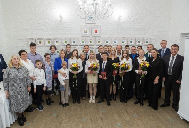 В Правительстве Псковской области состоялась торжественная церемония вручения паспортов РФ и награждения за проявленное мужество