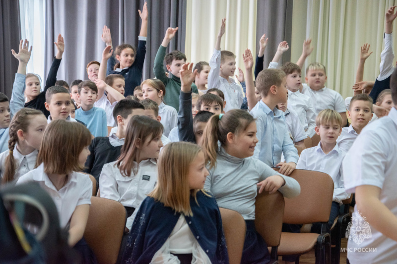 По случаю Всемирного дня гражданской обороны севастопольские сотрудники МЧС провели уроки безопасности для школьников и студентов
