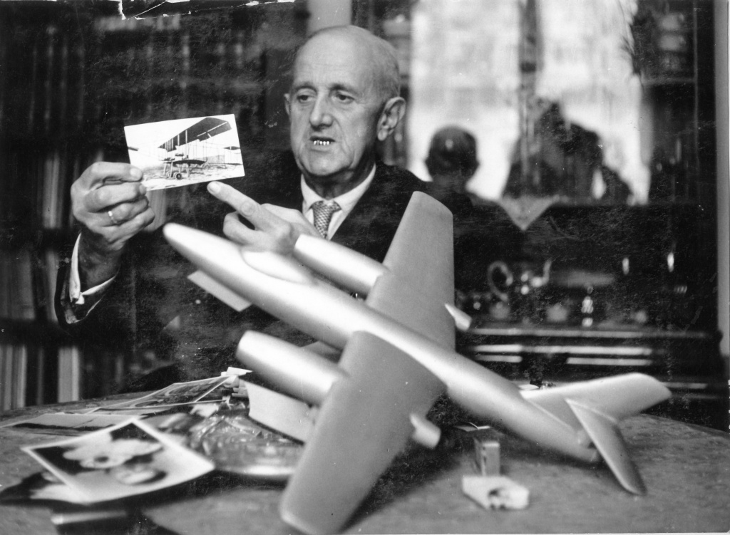 Нагурский в свое кабинете проводит беседу об истории авиации.jpg