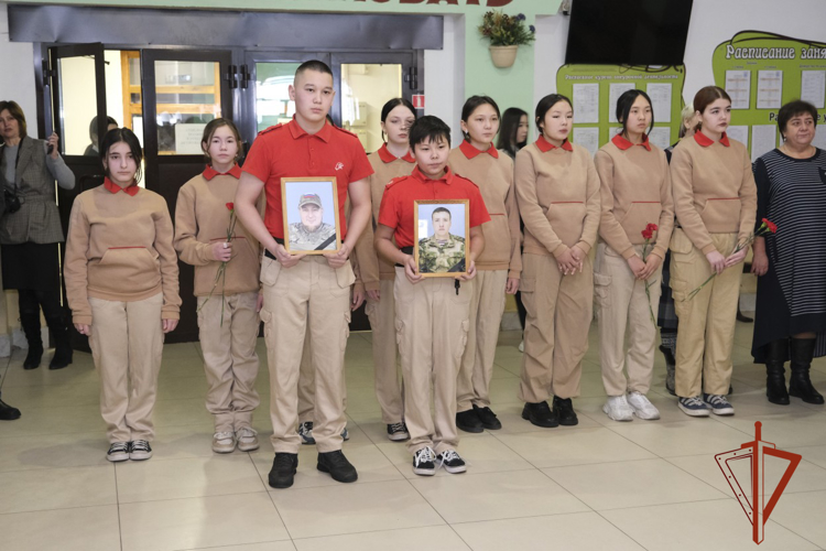 Накануне Дня защитника Отечества в Горно-Алтайске установили мемориальную доску росгвардейцу, погибшему в ходе специальной военной операции