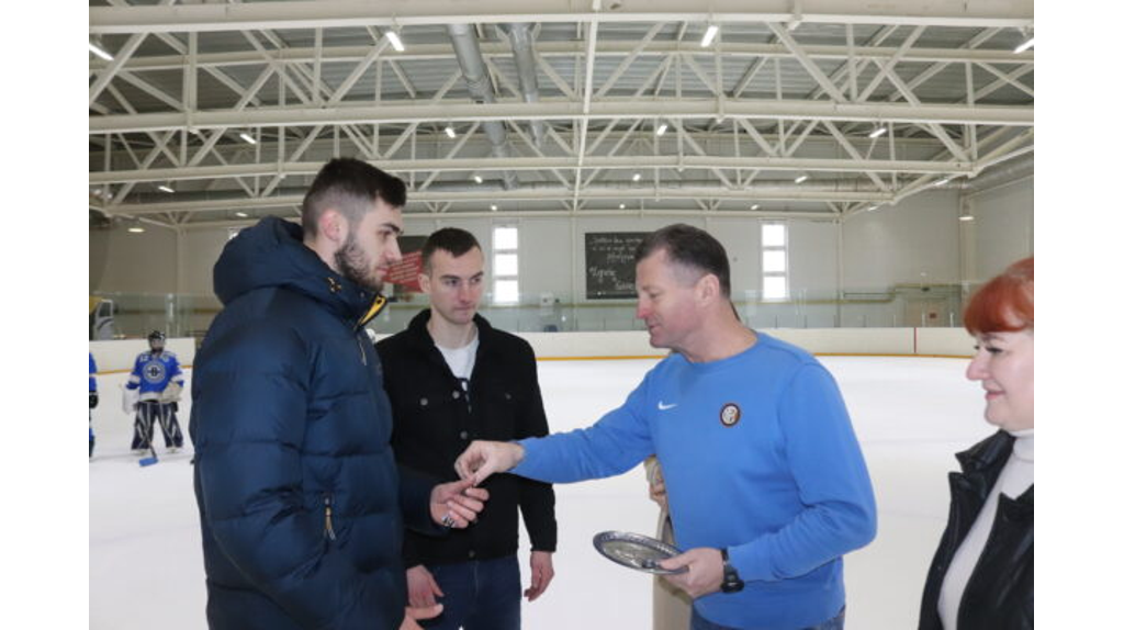 Трубчевским тренерам по хоккею вручили ключи от квартир