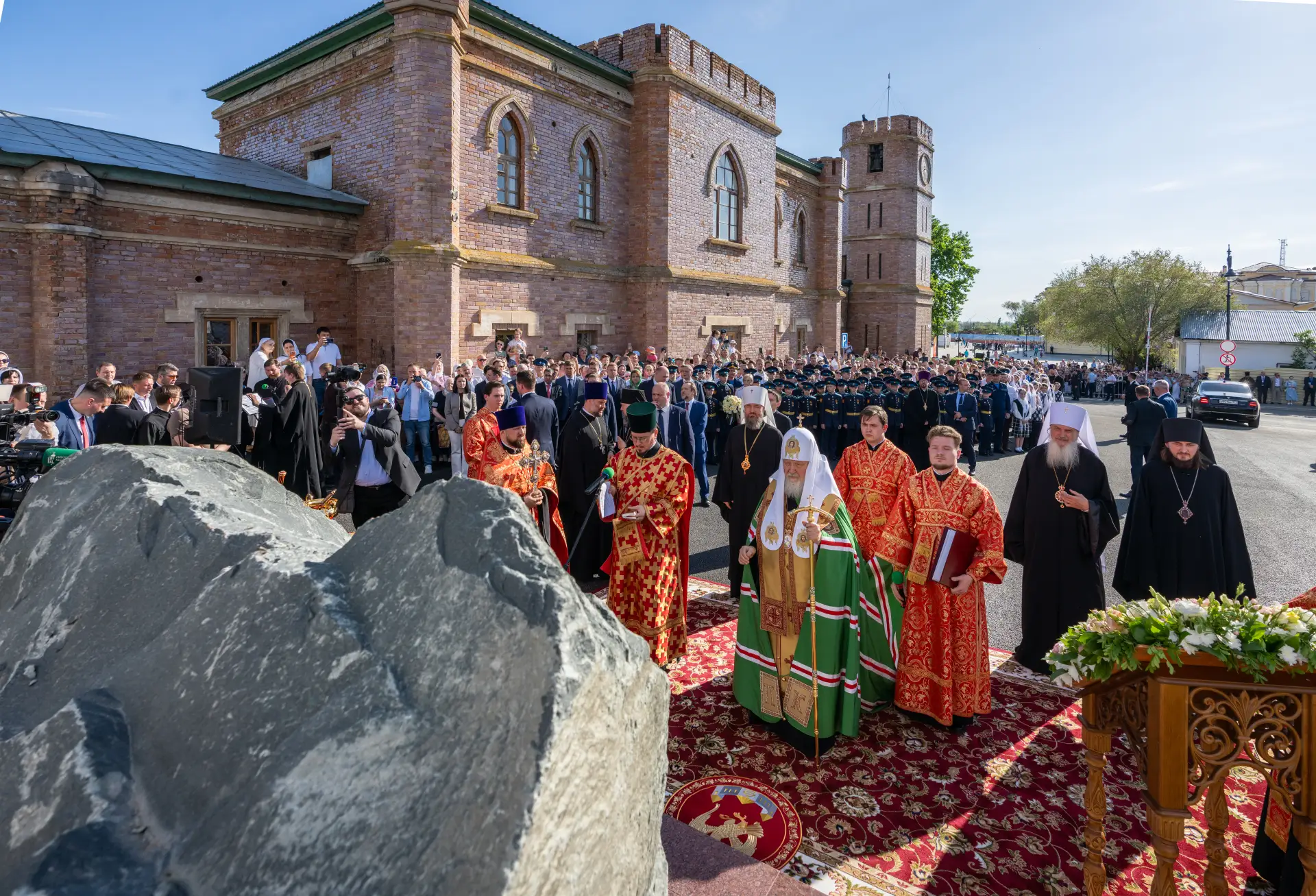 Молились Николай II и, возможно, Александр Пушкин: патриарх Кирилл освятил закладной камень Золотого собора в Оренбурге