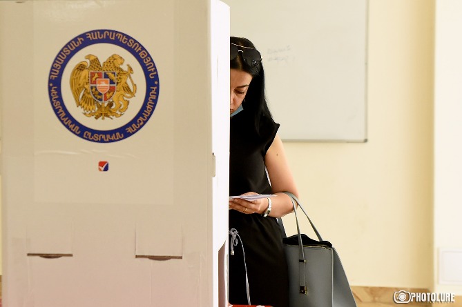 Названы лидеры на выборах в Совет старейшин Еревана - опрос