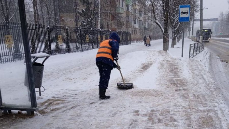 Из-за нехватки кадров в МАУ "Благоустройство" для расчистки Обнинска от снега приходится привлекать сторонних подрядчиков