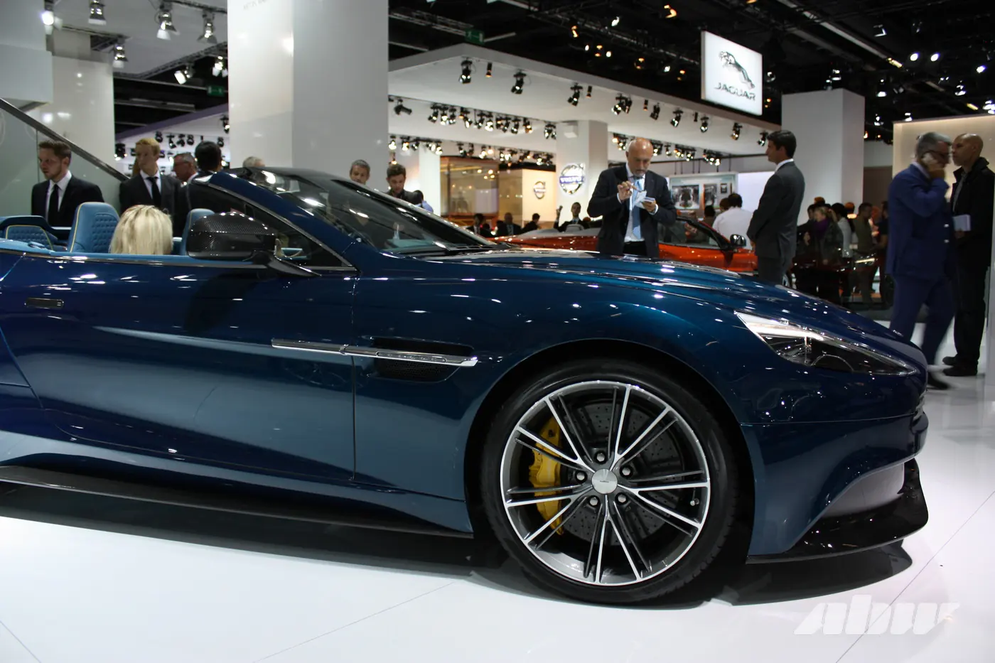 Три поколения победителей: четвертьвековой юбилей Aston Martin Vanquish