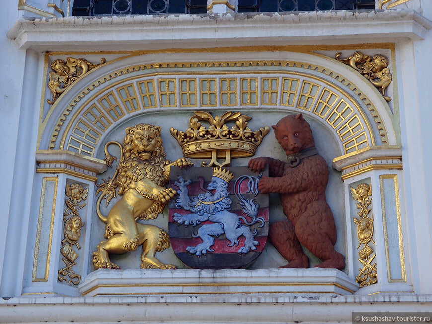 Медведь и лев на гербе Брюгге
