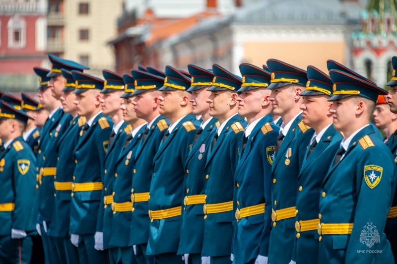 На Красной площади вручили дипломы выпускникам двух вузов МЧС России