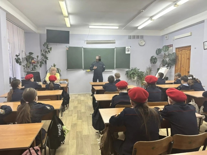В Саранске офицер Росгвардии провел урок Конституции для кадет