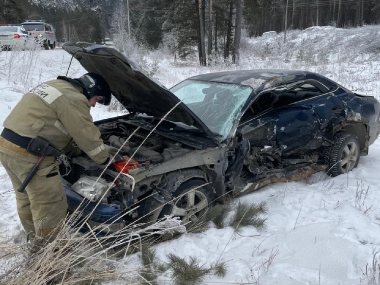 В Республике Алтай легковушка вылетела с дороги и изрядно «помялась»