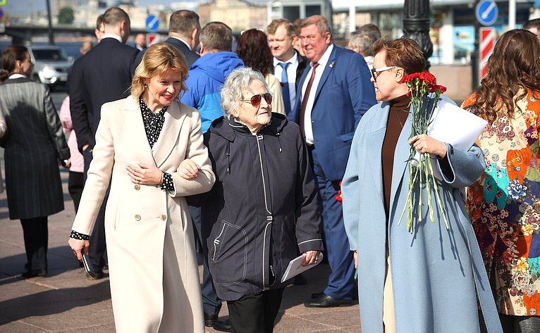 Возложение цветов к памятнику Петру I на Сенатской площади