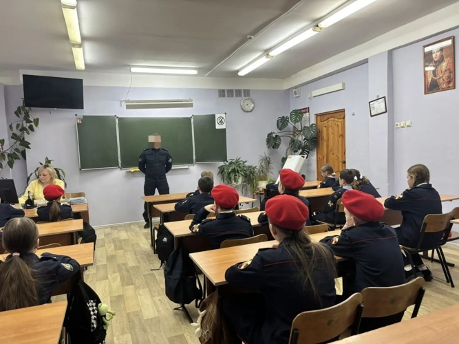 В Саранске офицер Росгвардии провел урок Конституции для кадет