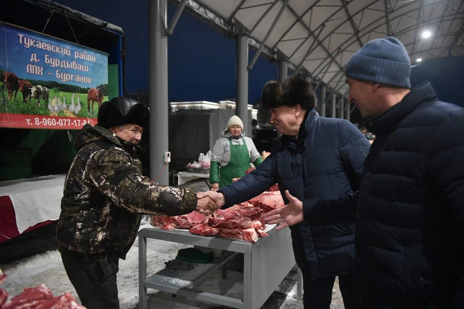 Фото: Магдеев посетил сельхозярмарку в Челнах