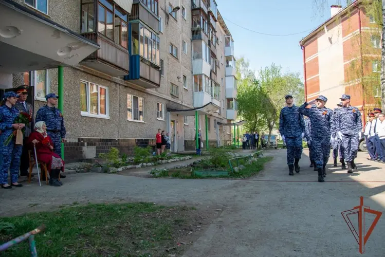 Акцию «Парад у дома ветерана» провели росгвардейцы в Свердловской области