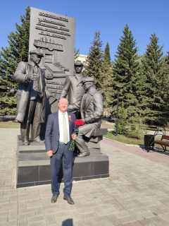 Депутат Законодательного Собрания Валерий Колокольцев возложил цветы к памятнику «Броневое бюро»