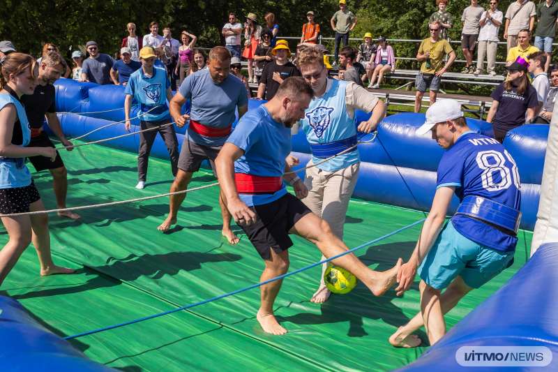 Матч деканов в турнире «Большем чем кикер» на ITMO Family Day. Фото: Дмитрий Григорьев / ITMO NEWS 