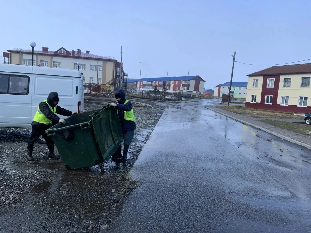 В Северо-Курильске восстановили кровли зданий и дорожные знаки после мощного урагана пресс-служба администрации Северо-Курильского МО