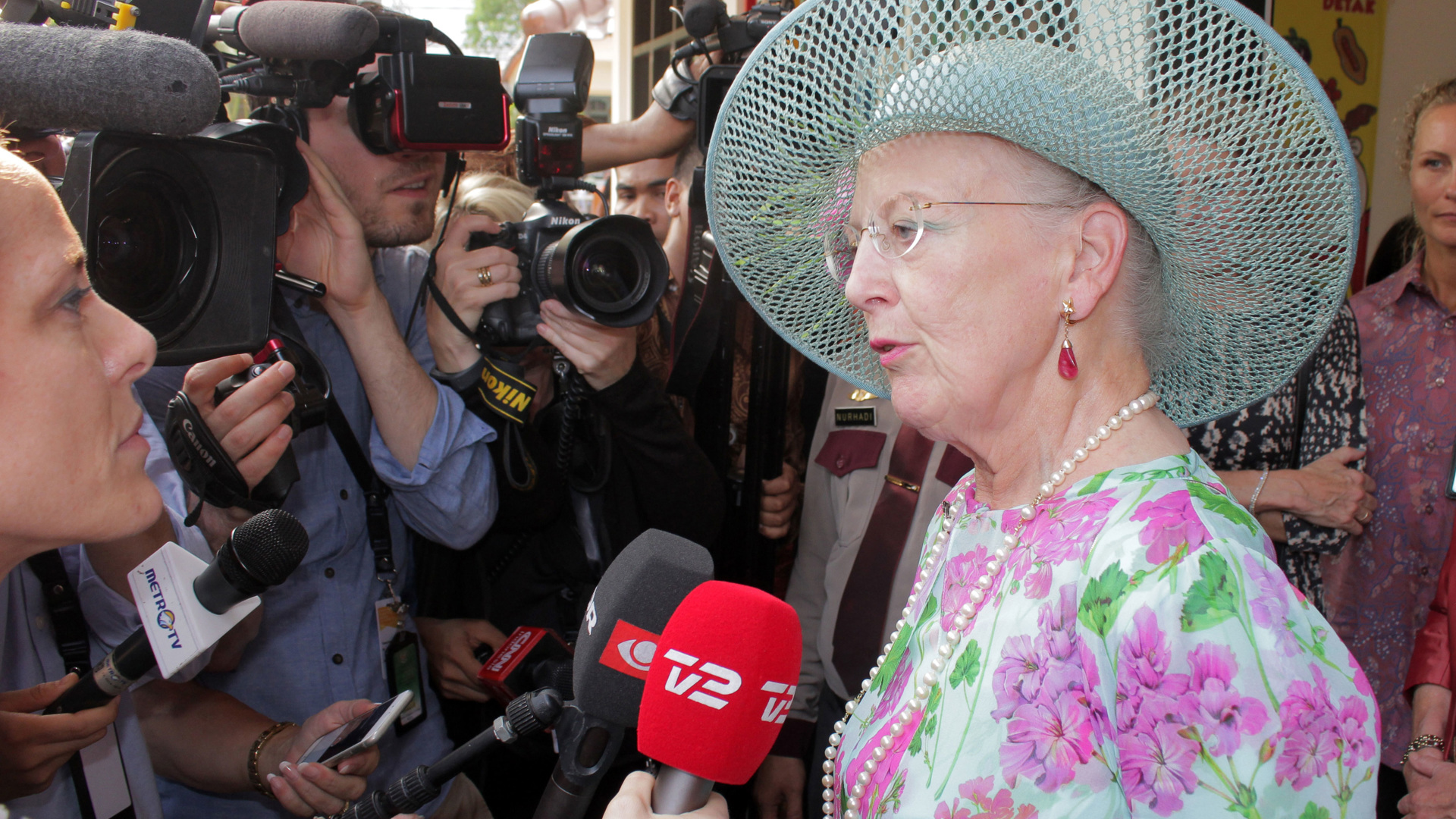 Королева Дании отказалась помогать детской премии из-за художницы из РФ
