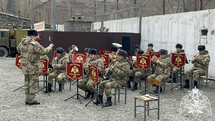 Военный оркестр Росгвардии поздравил с наступающим Новым годом сослуживцев, выполняющих задачи в отдаленных районах Дагестана