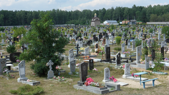 Разъяснение священника: Привязана ли душа умершего к могиле?