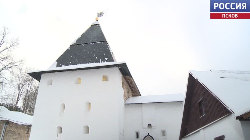Не на годы - на века. В Псково-Печерском монастыре приступили к реставрации крепостных башен и стен