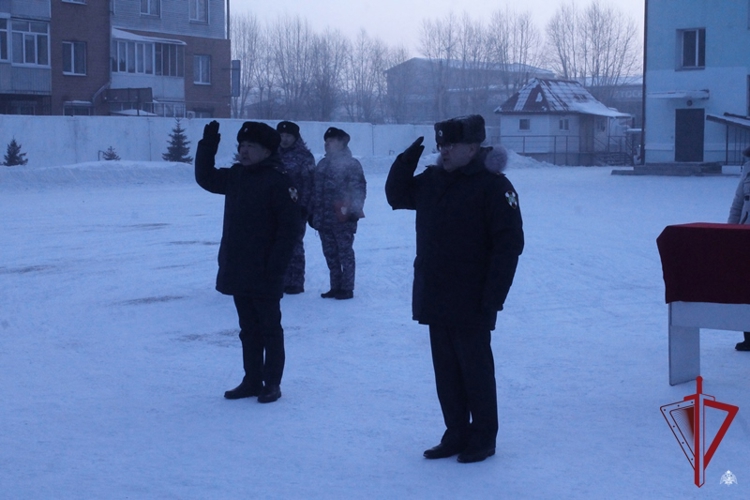 Лучшей группе задержания вневедомственной охраны Росгвардии в Улан-Удэ вручили новый автомобиль