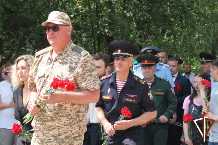 В День памяти и скорби росгвардейцы возложили цветы к мемориалам воинам-зауральцам