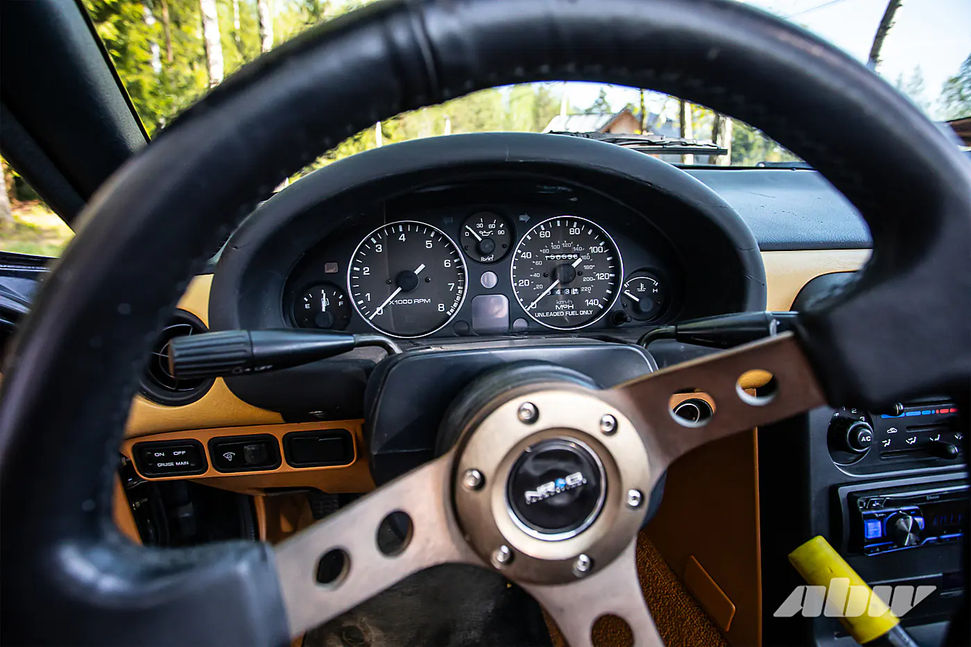 Была бита, дважды горела, но побеждает в гонках: история редкой Mazda Miata из США