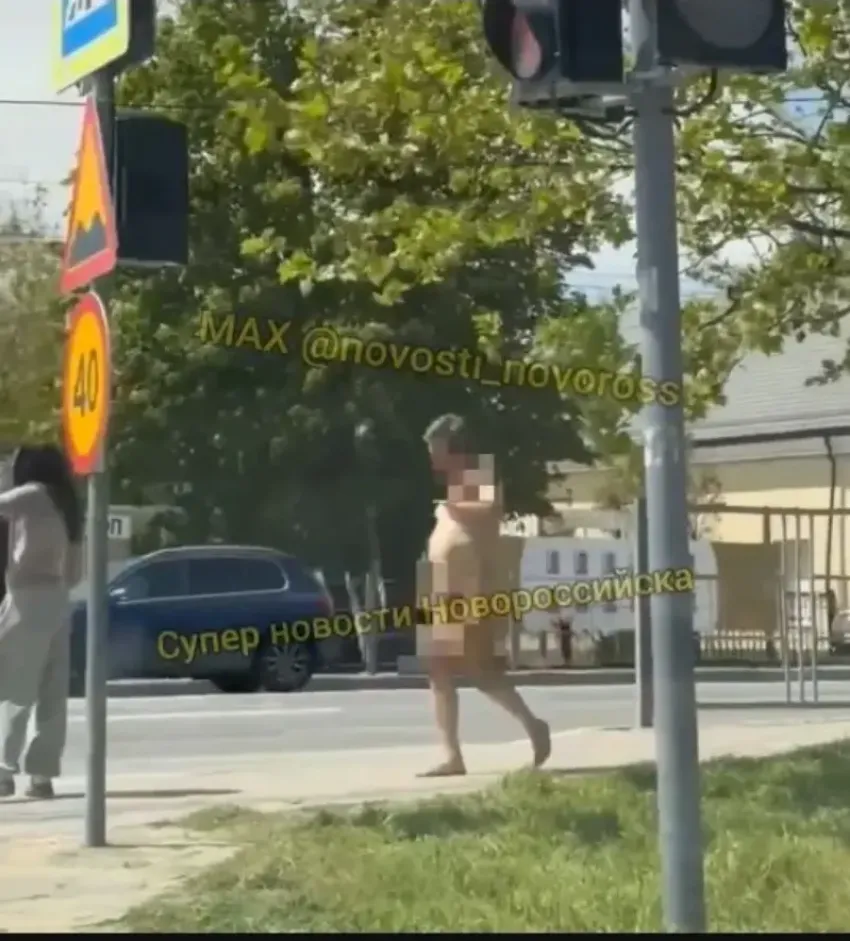 В Новороссийске заметили на улице голого мужчину с булочкой