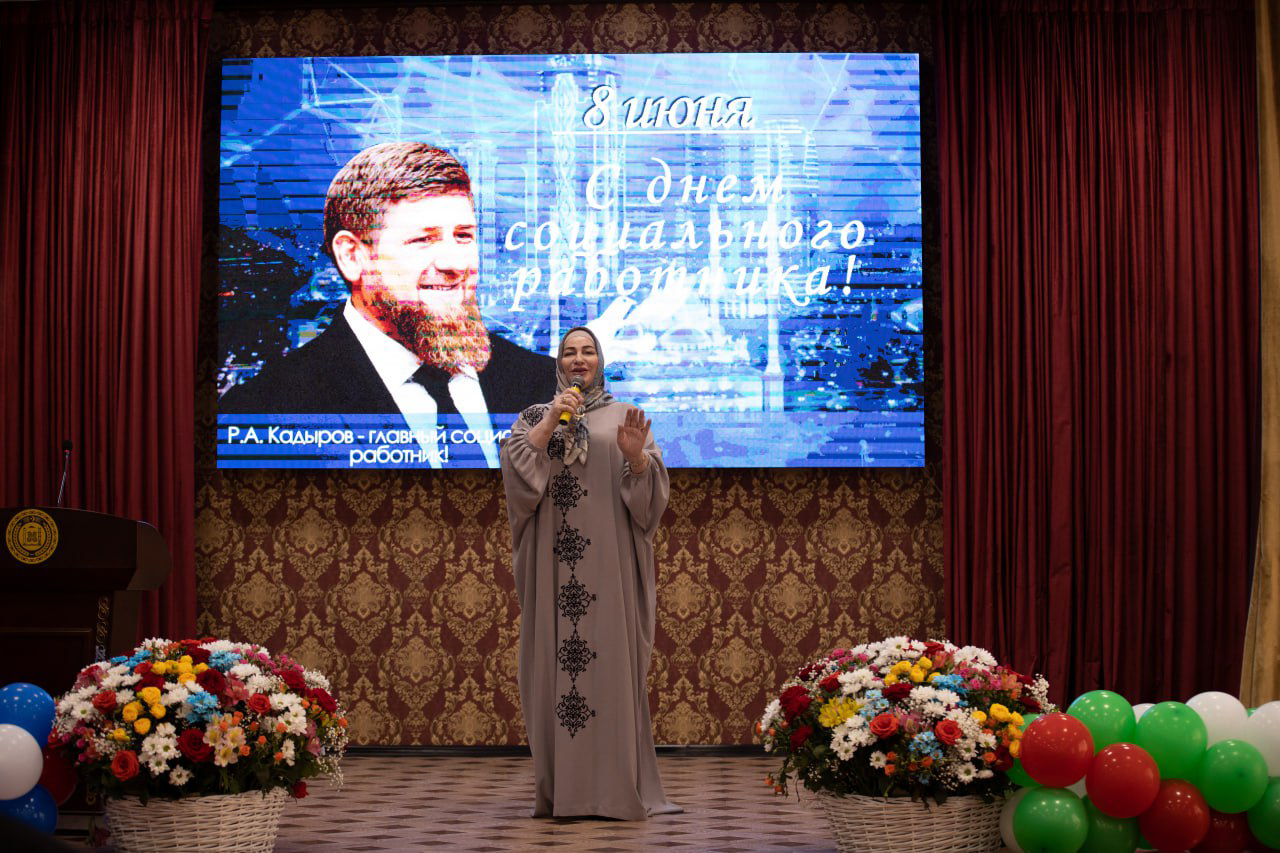 Поздравление кадырову. Кадыров поздравляет женщину.