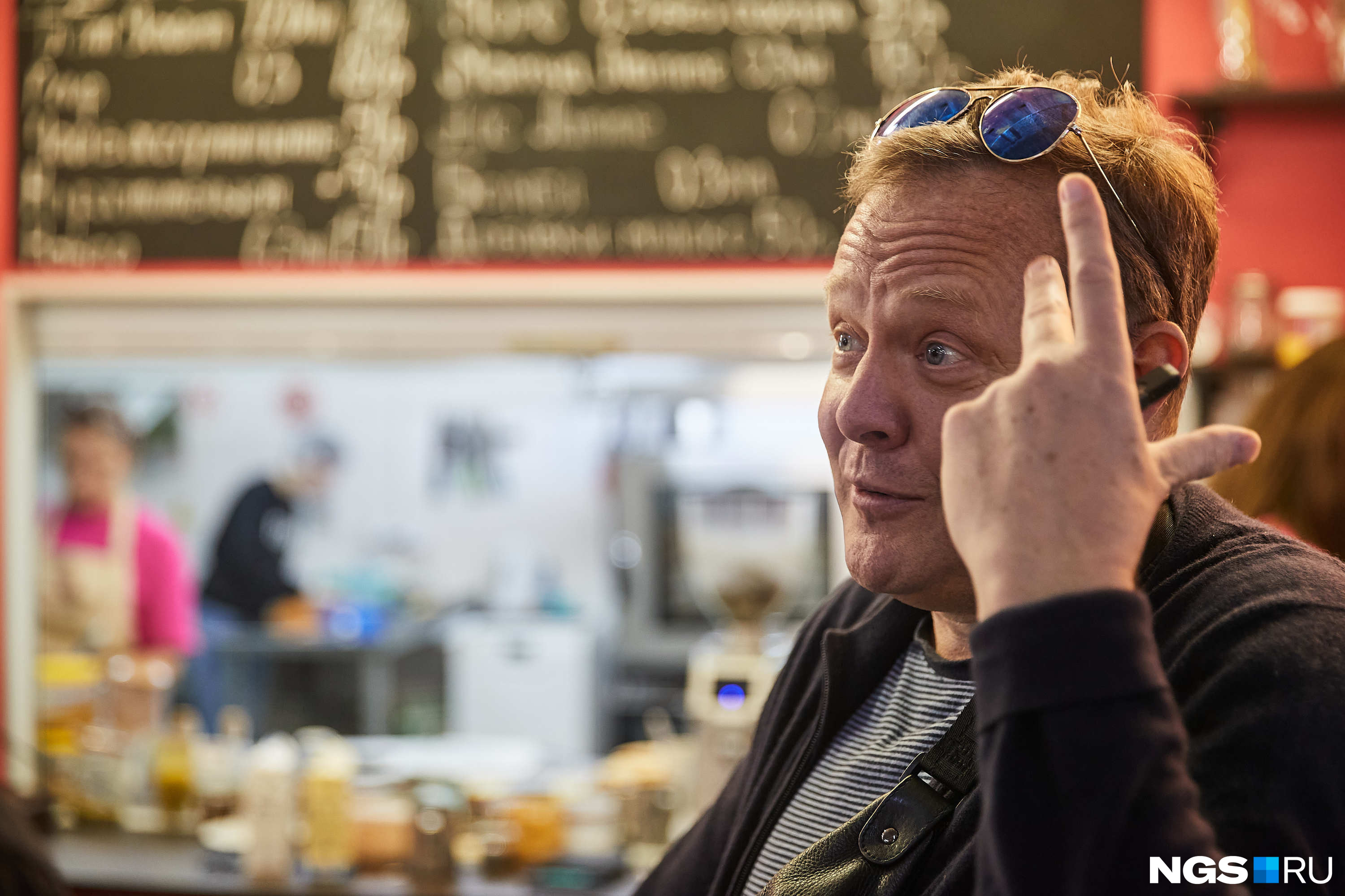 джон борлэз уоррен. уоррен телеведущий. джон уоррен. джон уоррен 2022. уоррен телеведущий.