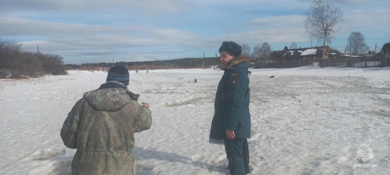 Свердловские огнеборцы ежедневно напоминают горожанам о безопасности на водных объектах