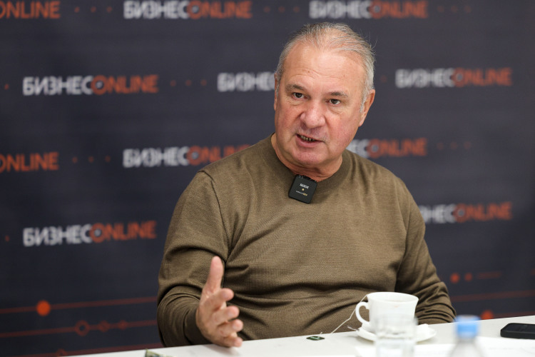 Вячеслав Зубарев: «Продажи машин будут определяться состоянием покупательского спроса населения. Важно, чтобы у клиента были деньги или возможности взять кредит. И стоимость автомобиля играет роль, конечно. Чем выше налоговая нагрузка или скрытые сборы, тем выше стоимость автомобилей»