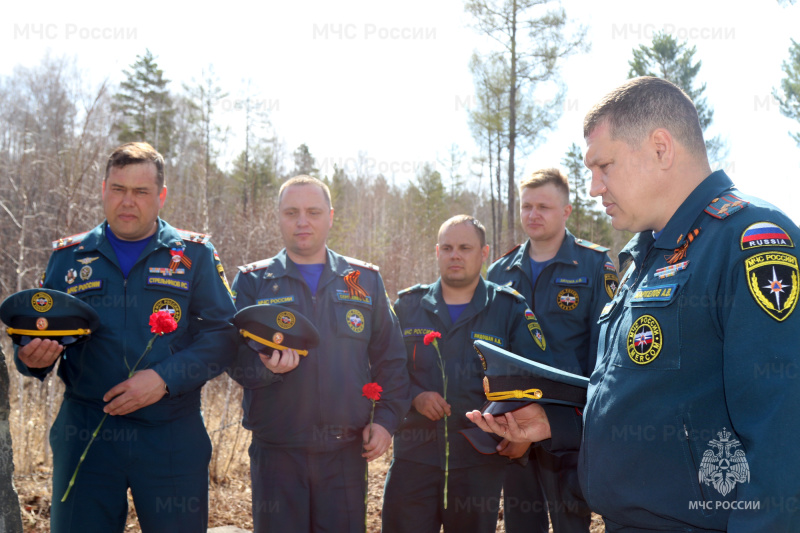 Сотрудники МЧС России и журналисты почтили память коллег, погибших 21 год назад при крушении вертолета МИ-26