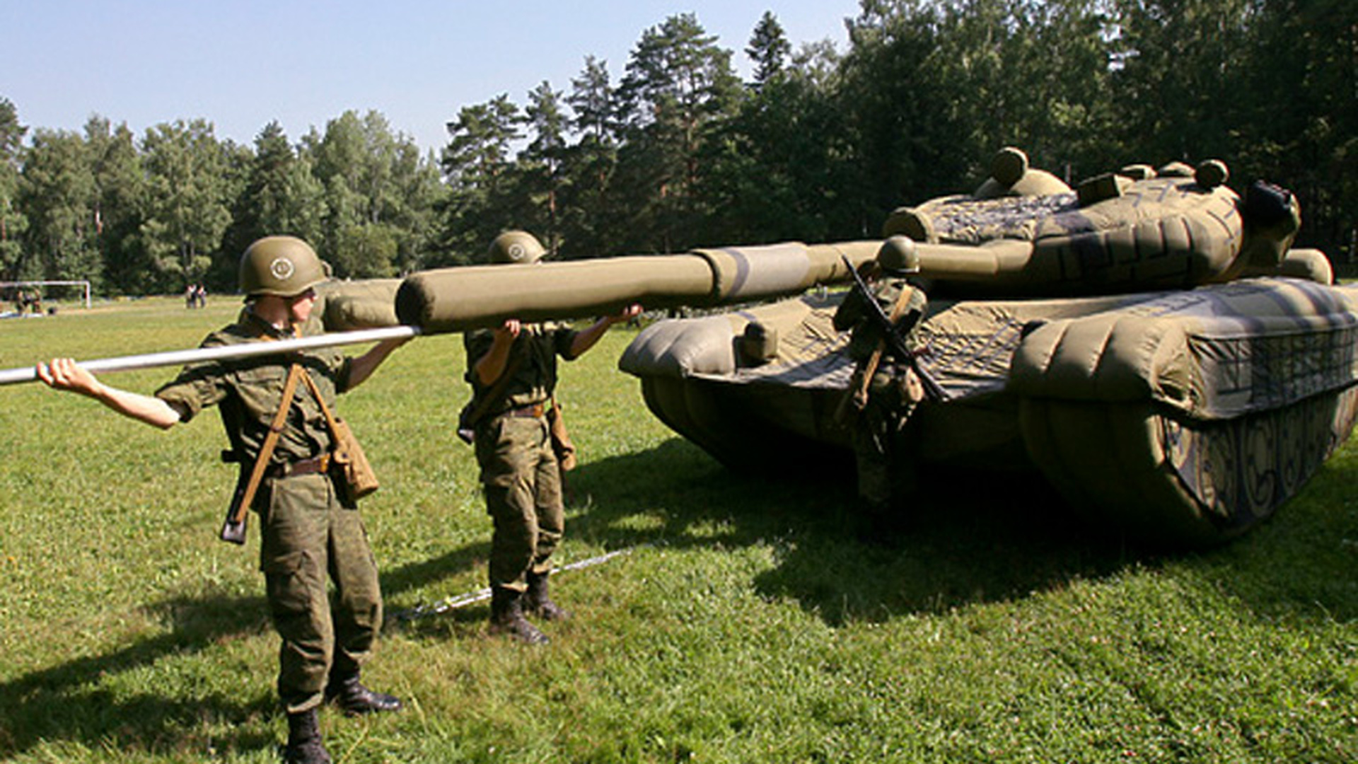 Надувные танки. Муляжи военной техники. Надувная техника армии РФ. Надувной т-72. Ложные огневые позиции.