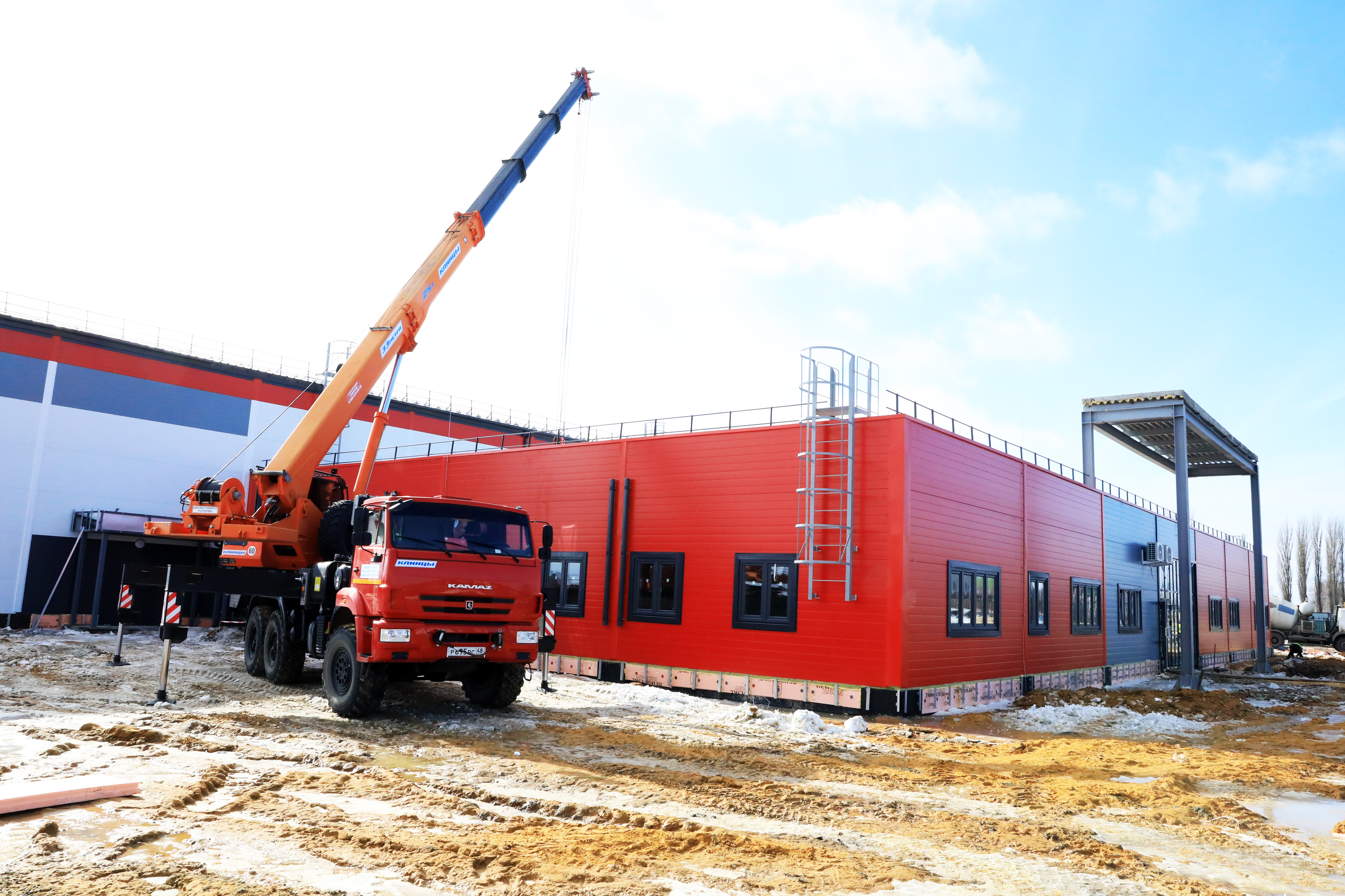 ледовый дворец хрущевка. ледовый дворец хрущевка. ледовая арена усмань липецкая область. хрущевка липецкого района. ледовая арена маяк москва.