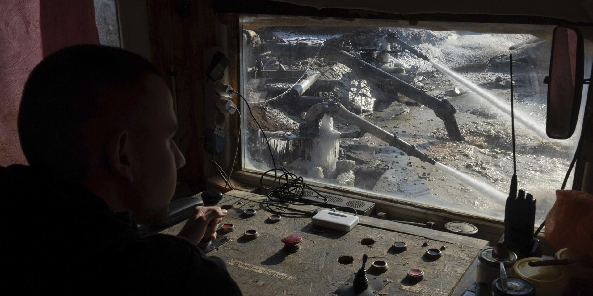 Оператор контролирует добычу ильменита, ключевого элемента, используемого для производства титана, на открытом руднике в районе Кировограда, Украина - ИноСМИ, 1920, 01.05.2025