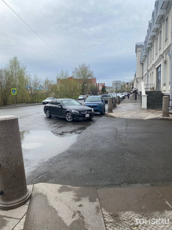Мастера томской парковки: чудеса на тротуарах и поблизости