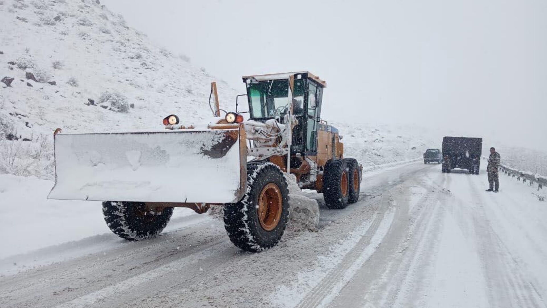 Верхний Ларс. Дорогу очищают от снега - Sputnik Грузия, 1920, 07.02.2026
